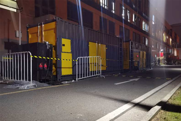 建阳柴油发电机组的输出电压是如何调节的？